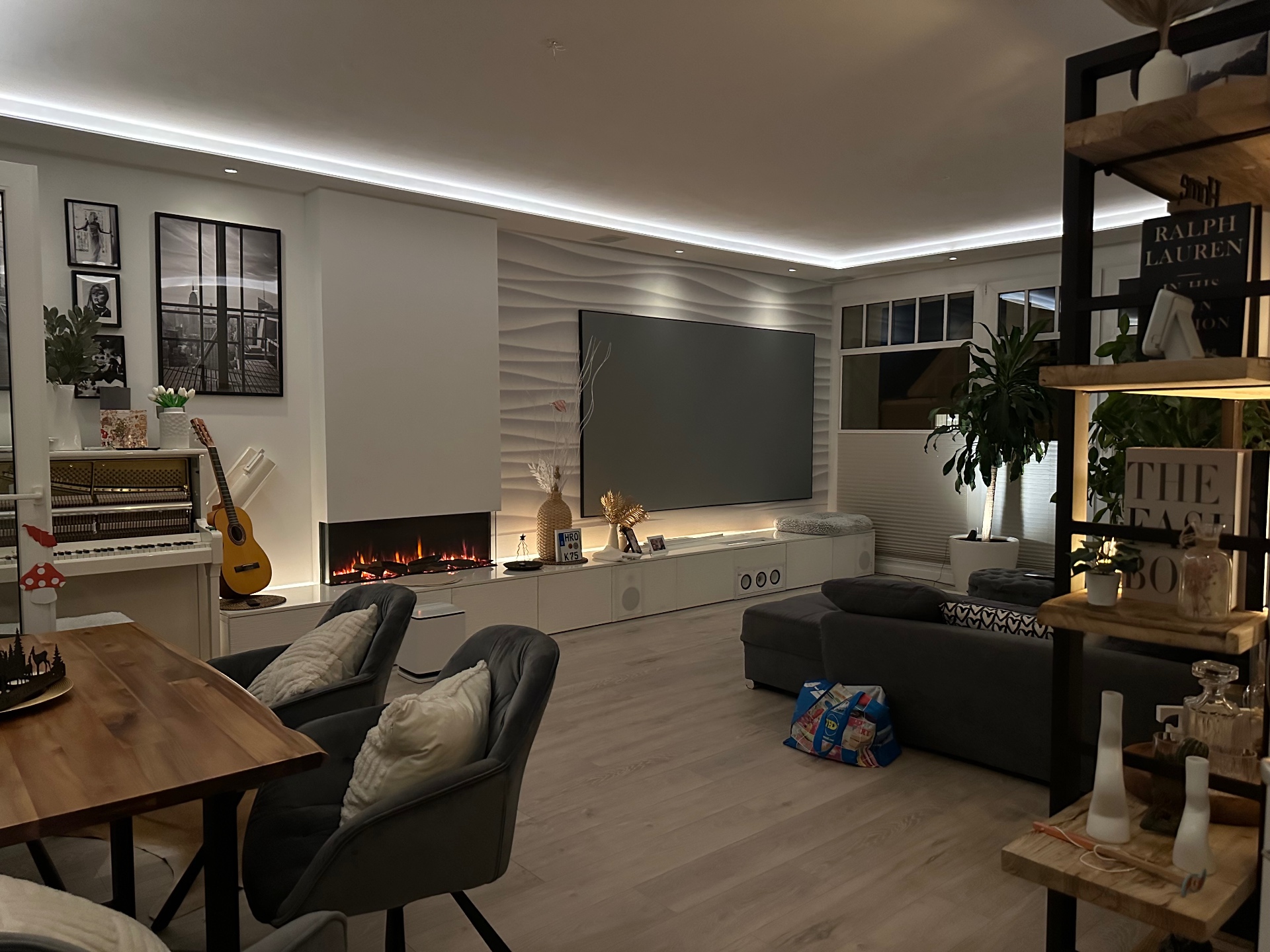 Wohnzimmer mit TV und Licht
